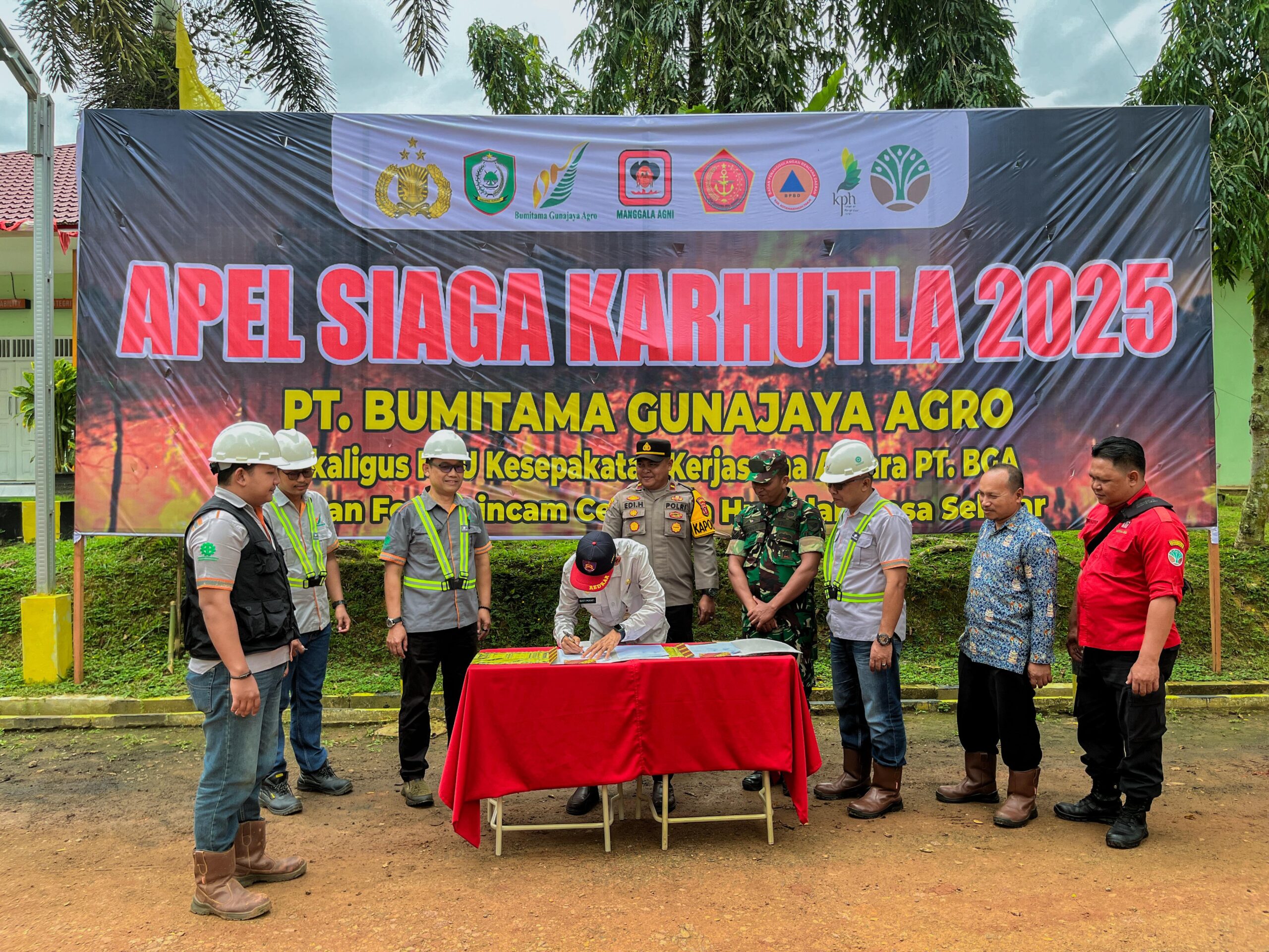 IST/BERITA SAMPIT - Penandatanganan MoU antara BGA Region 3 & 4 dengan Forkopincam Cempaga Hulu pada apel siaga Karhutla.