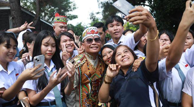 IST/BERITA SAMPIT - Gubernur Kalteng Agustiar Sabran foto bersama siswa dan guru SMAN 1 Tamiang Layang.