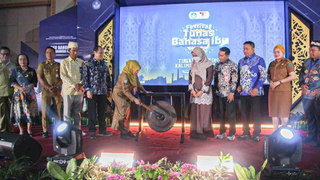 IST/BERITASAMPIT - Asisten Administrasi Umum Sekretariat Daerah Provinsi Kalimantan Tengah, Sunarti, memukul gong sebagai tanda dibukanya secara resmi Festival Tunas Bahasa Ibu (FTBI) Tingkat Provinsi Kalimantan Tengah Tahun 2025 di Hotel M Bahalap Palangka Raya, Senin, 3 November 2025.