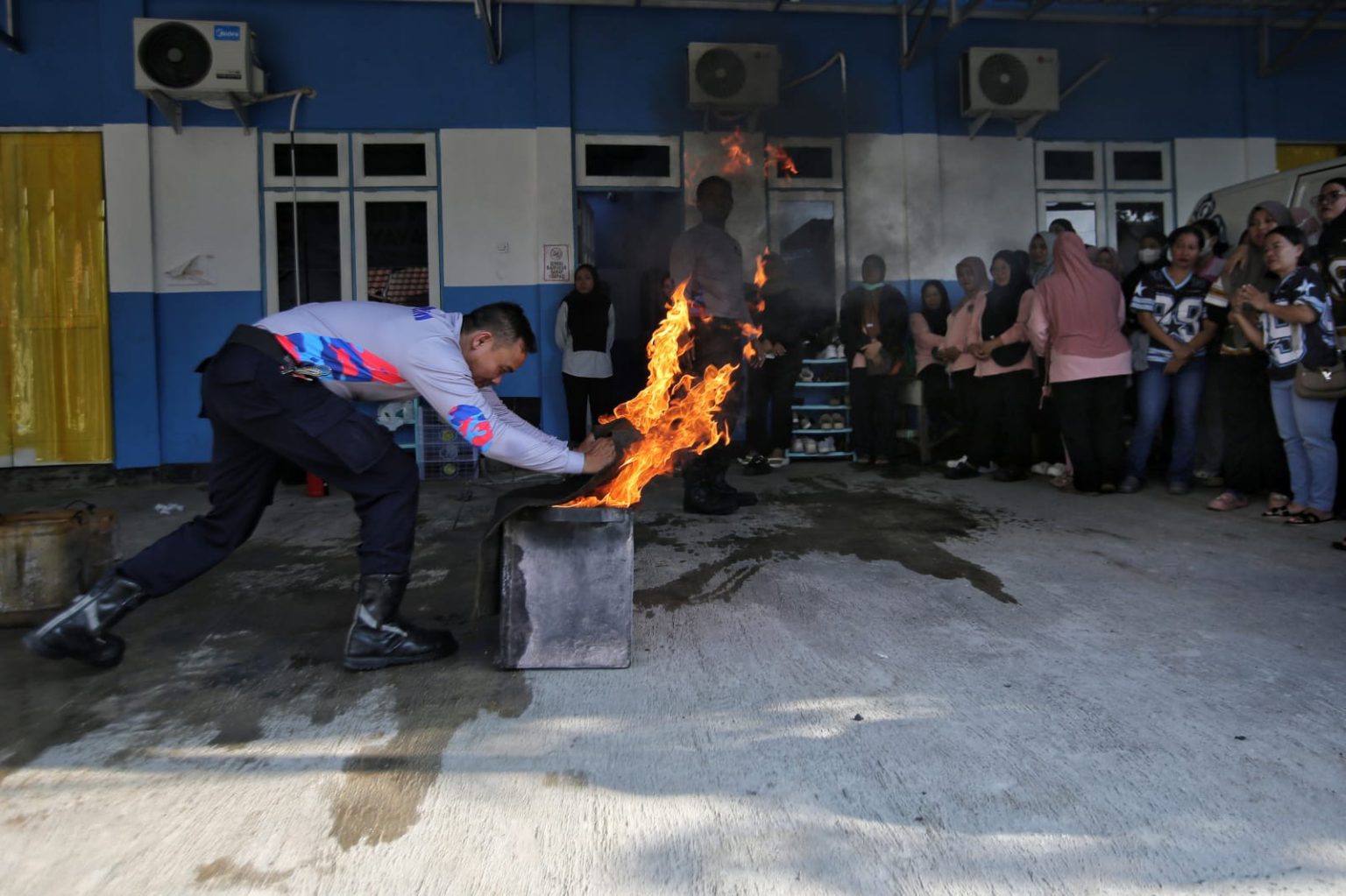 Disdamkarmat Palangka Raya Bekali Pekerja SPPG Keterampilan Padamkan Api