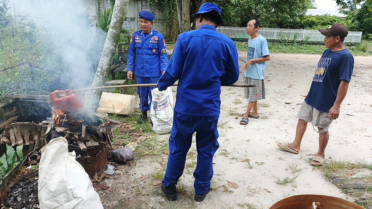 Jaga Ekosistem Sungai Mentaya, Ditpolairud Polda Kalteng Gelar Aksi Sapu Bersih Sampah