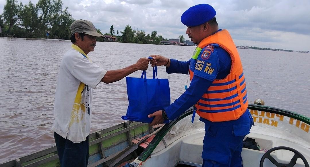 Wujud Kepedulian, Ditpolairud Polda Kalteng Salurkan Sembako bagi Warga Pesisir Bahaur