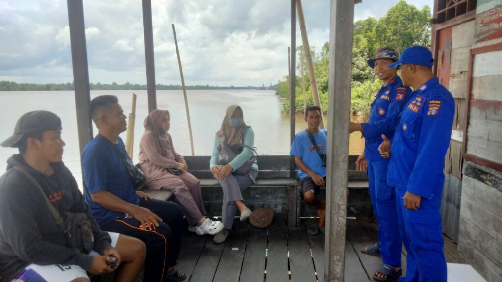 Jaga Kamtibmas Sungai Mentaya, Polisi RW Ditpolairud Polda Kalteng Sambangi Warga Bapangang Raya
