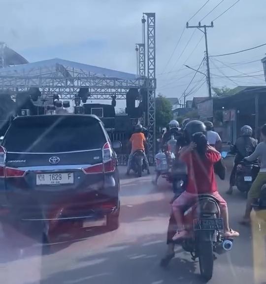 Panggung Pernikahan Tutup Separuh Jalan Cristopel Mihing, Kemacetan Picu Keluhan Warga Baamang