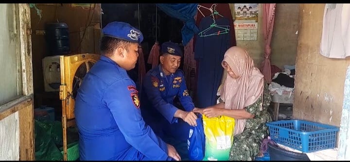 Wujud Kepedulian, Ditpolairud Polda Kalteng Salurkan Bansos untuk Masyarakat Pesisir Das Mentaya
