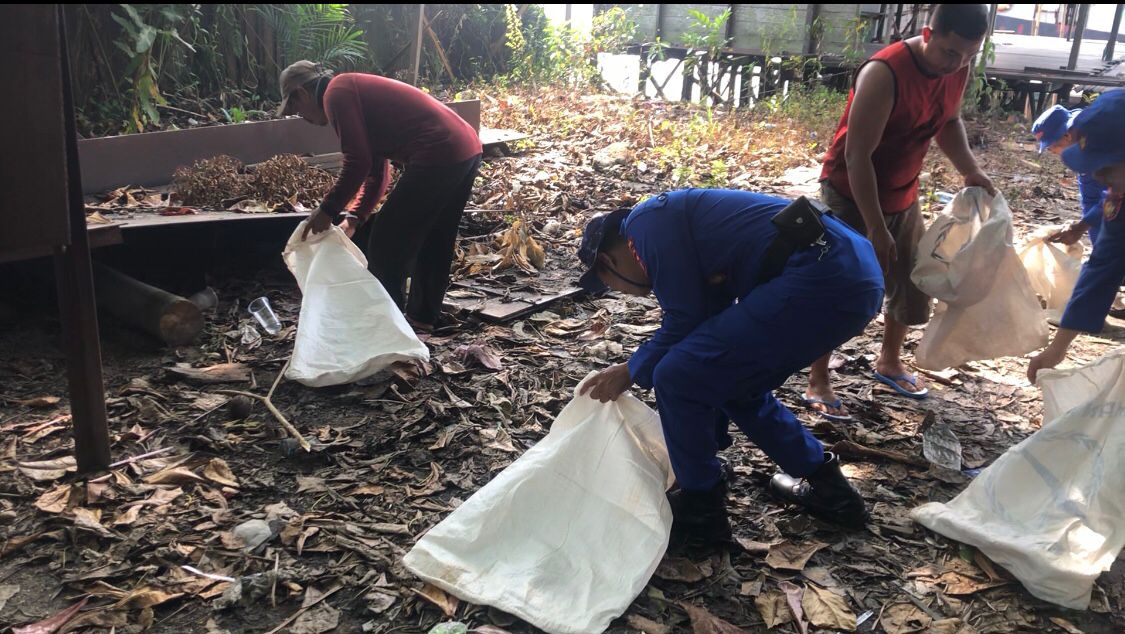 Wujudkan Ekosistem Sehat, Personel Ditpolairud Polda Kalteng Bersihkan Pesisir Sungai Mentaya
