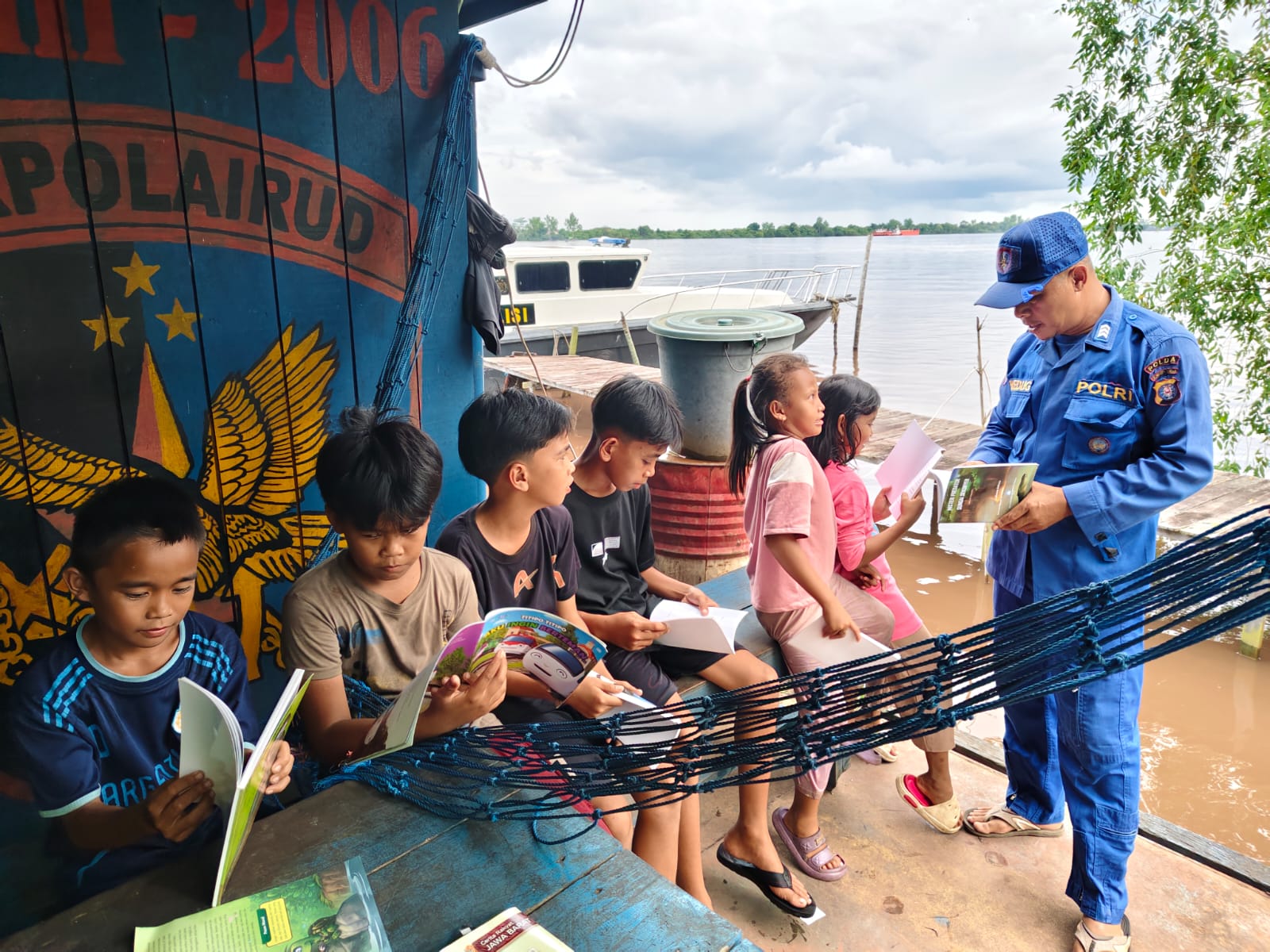 Tumbuhkan Minat Baca Anak Pesisir, Ditpolairud Polda Kalteng Hadirkan Perpustakaan Terapung di DAS Mentaya