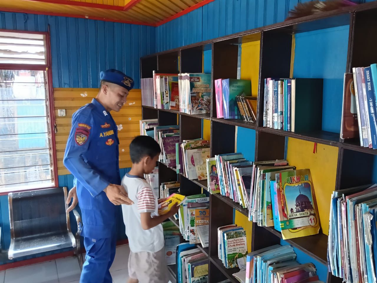 Tingkatkan Literasi Anak Pesisir, Ditpolairud Polda Kalteng Hadirkan Pondok Baca di Palangka Raya