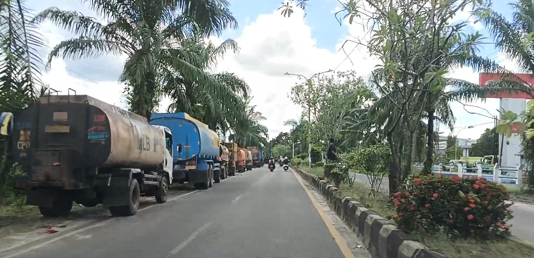 Solar Langka, Antrean Truk Mengular di SPBU Kotim