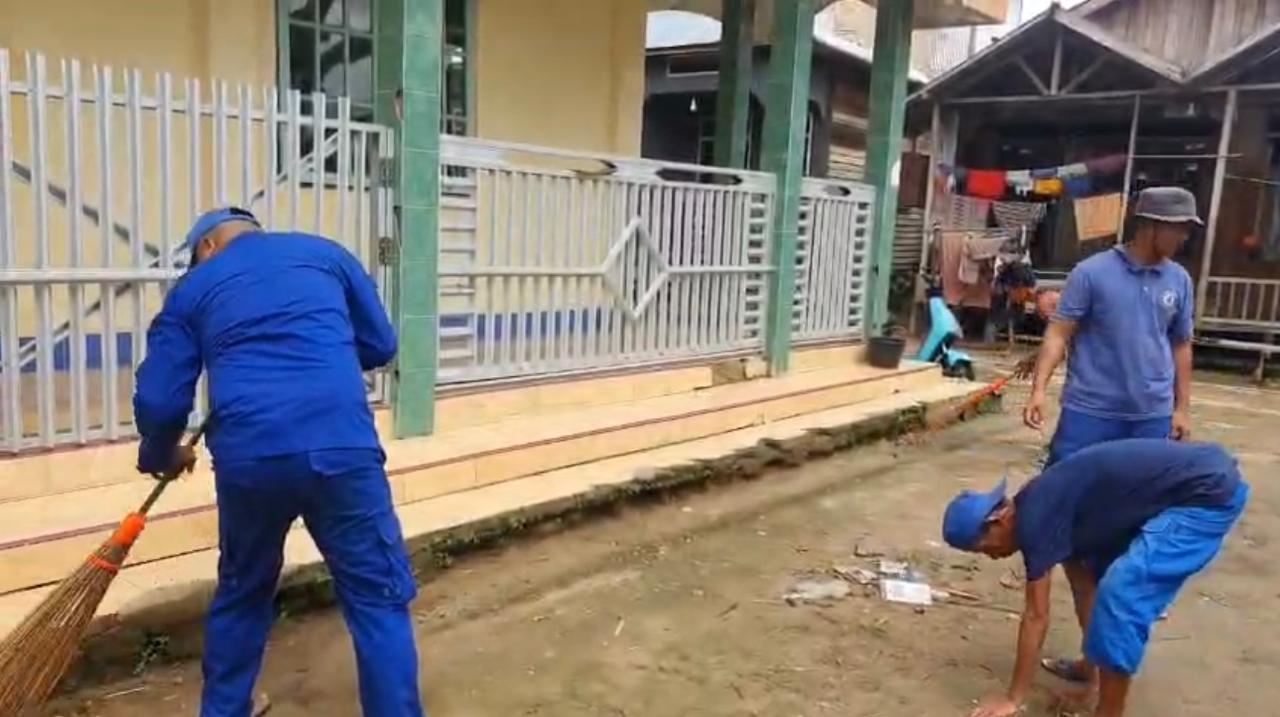Wujudkan Gerakan Indonesia ASRI, Ditpolairud Polda Kalteng Gelar Aksi Bersih-Bersih di Masjid Nurul Iman Buntok