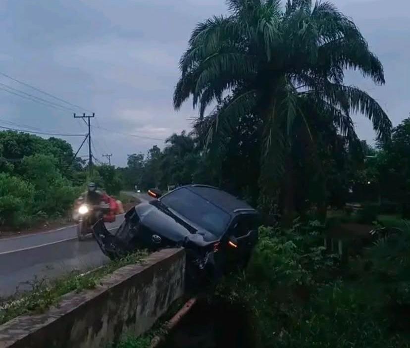 Diduga Sopir Mengantuk, Mobil Dinas Kadishut Kalteng Alami Kecelakaan di Cempaga