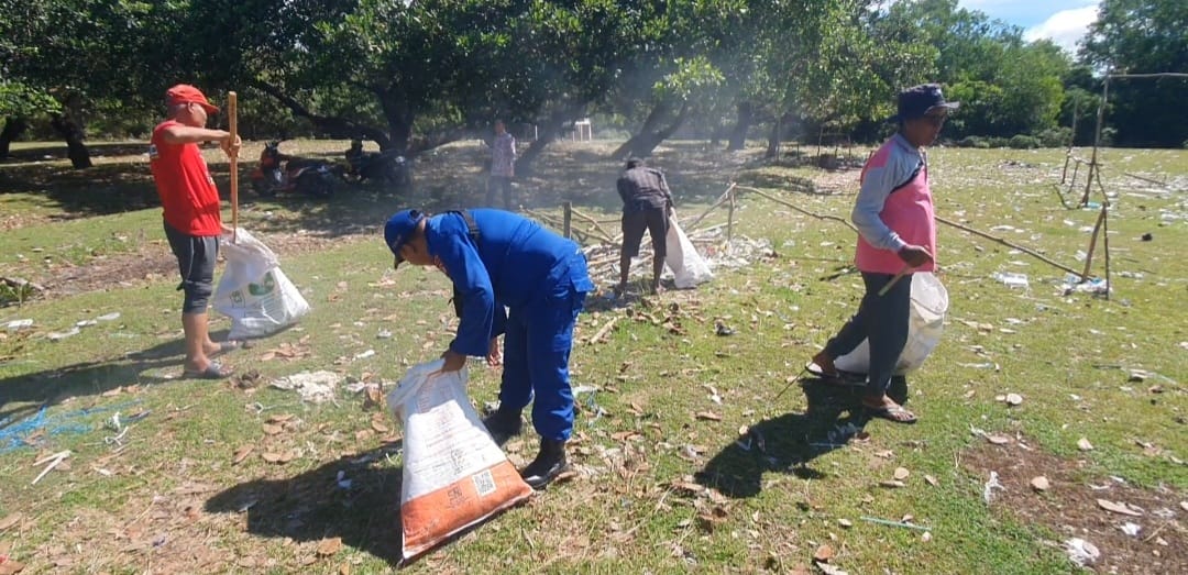 Wujudkan Lingkungan Asri, Ditpolairud Polda Kalteng Gelar Aksi Bersih Sampah di Pantai Kempeng
