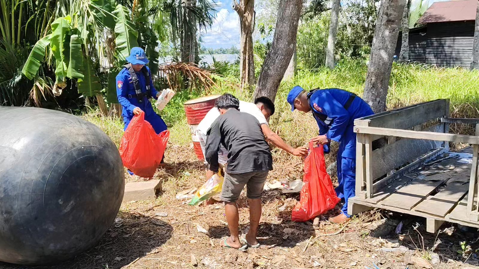 Jaga Kelestarian Sungai Mentaya, Ditpolairud Polda Kalteng Gandeng Masyarakat Gelar Aksi Bersih Pesisir