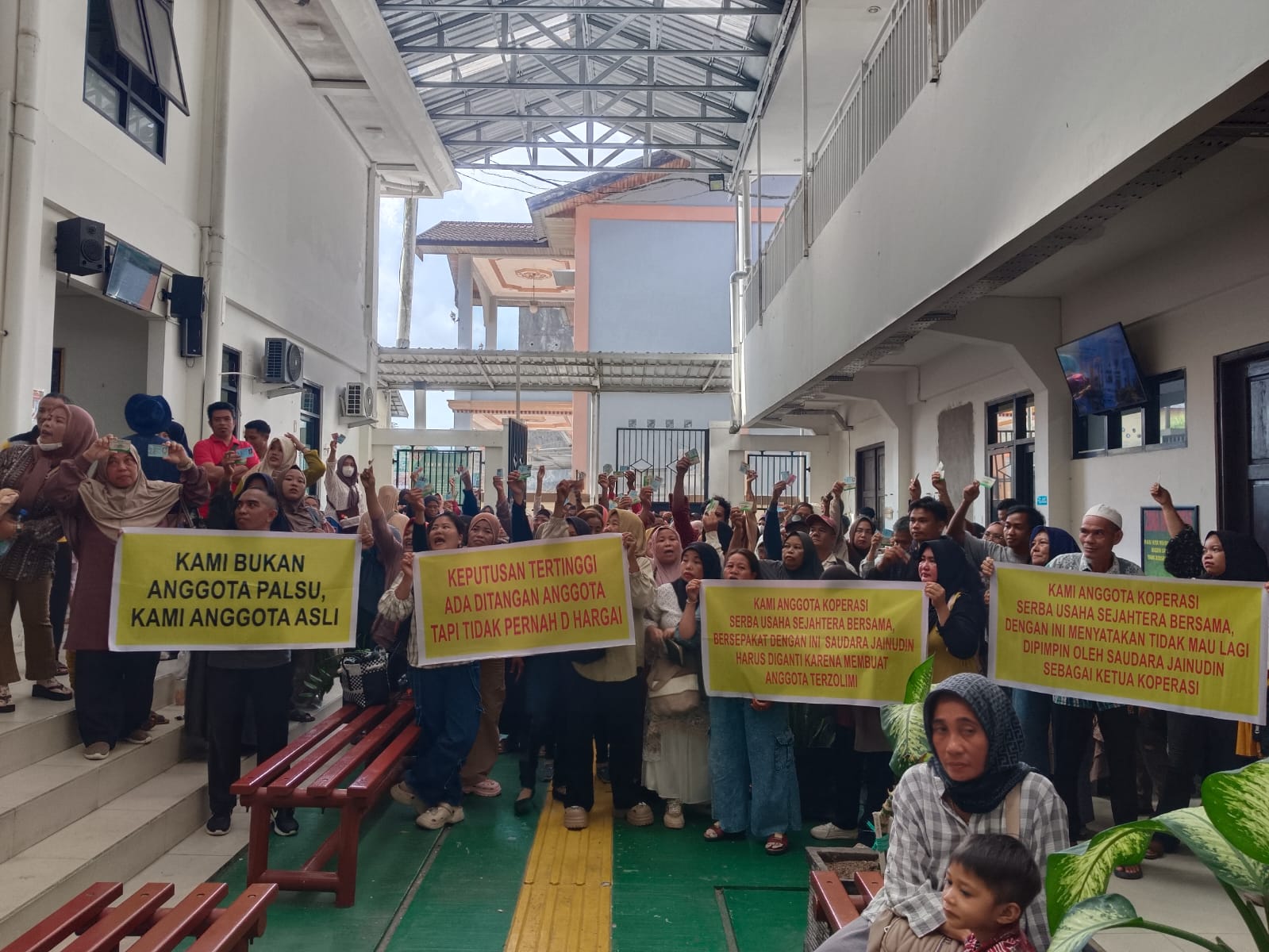 Ratusan Anggota Koperasi Datangi PN Sampit, Suarakan Desakan Pergantian Ketua