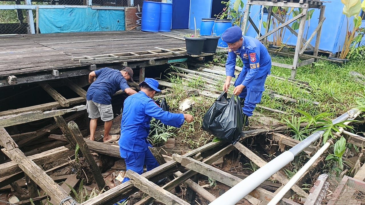 Cegah Banjir dan Penyakit, Ditpolairud Polda Kalteng Gelar Aksi Sapu Bersih Sungai di Sampit