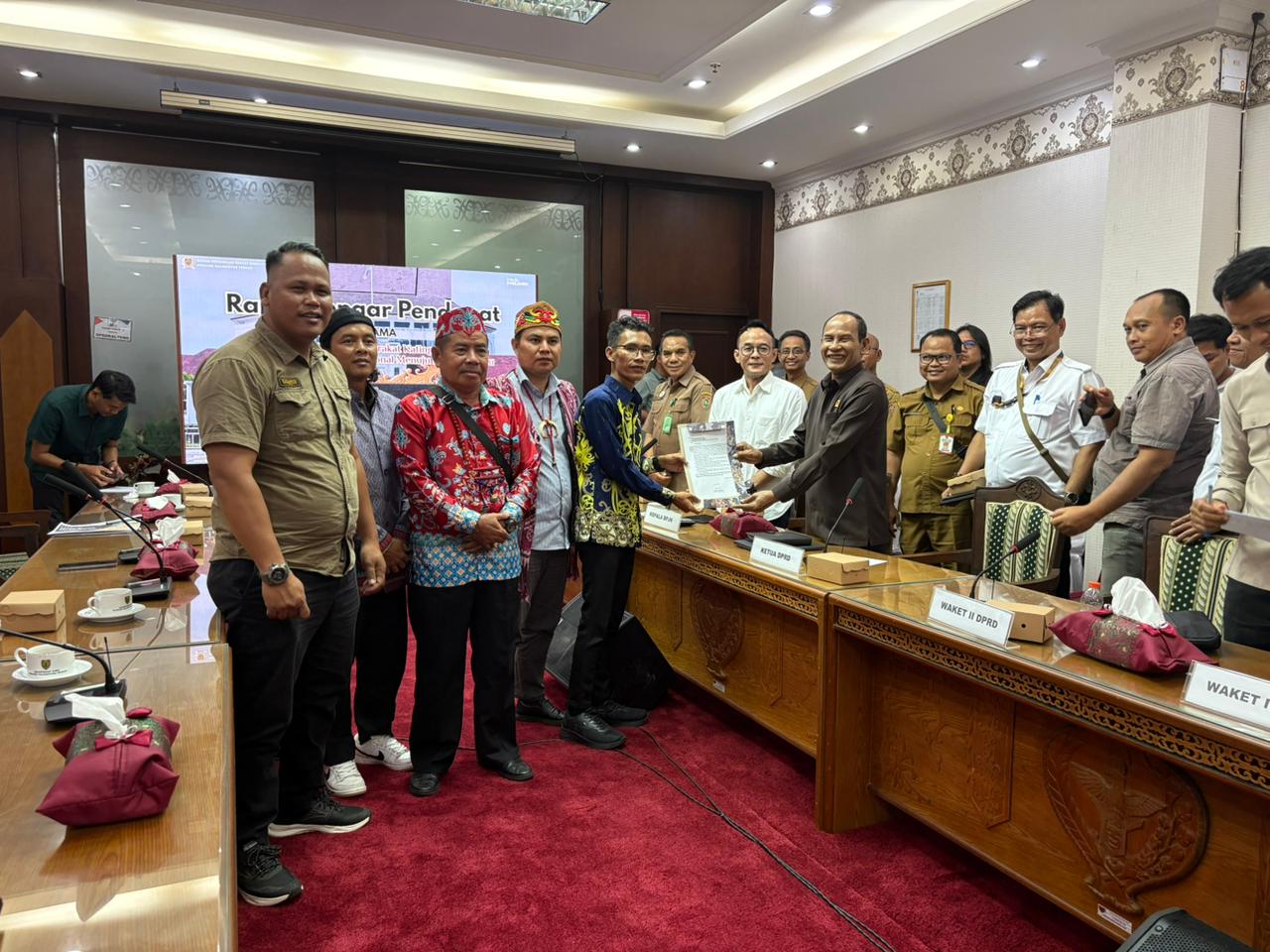 Aliansi Driver dan Masyarakat Katingan Hulu Sampaikan 5 Tuntutan Terkait Kerusakan Jalan ke DPRD Kalteng