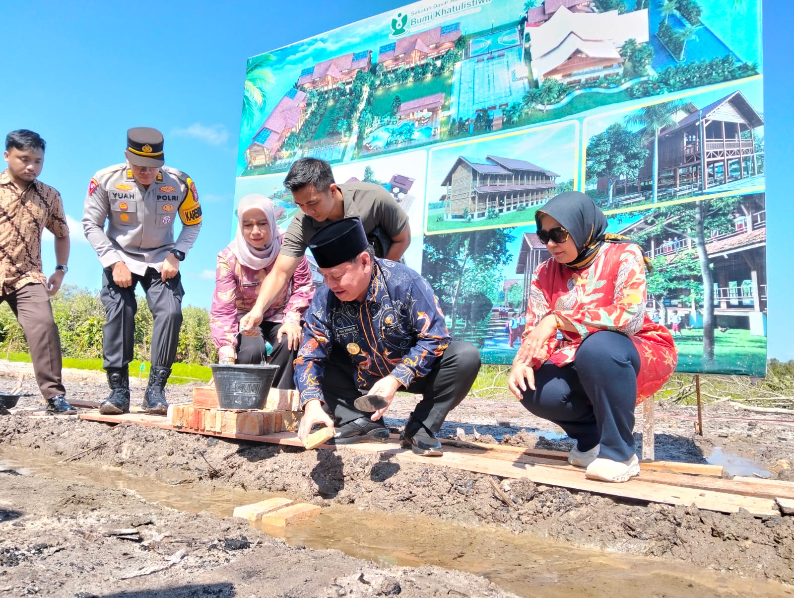 Bupati Kotim Pimpin Peletakan Batu Pertama SD Alam Jenderal Sudirman Km 8