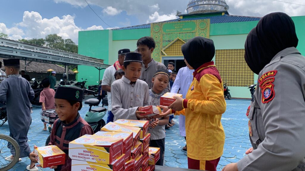Pererat Silaturahmi, Ditpolairud Polda Kalteng Gelar Aksi “Jumat Berkah” di Masjid Raudatul Jannah