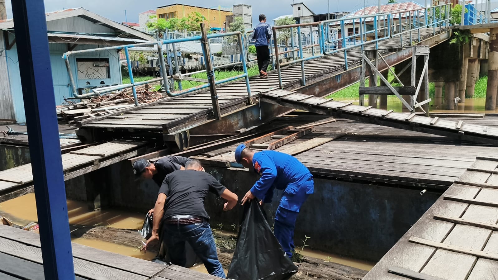 Jaga Kelestarian DAS Barito, Ditpolairud Polda Kalteng Ajak Warga Muara Teweh Aksi Bersih Sampah