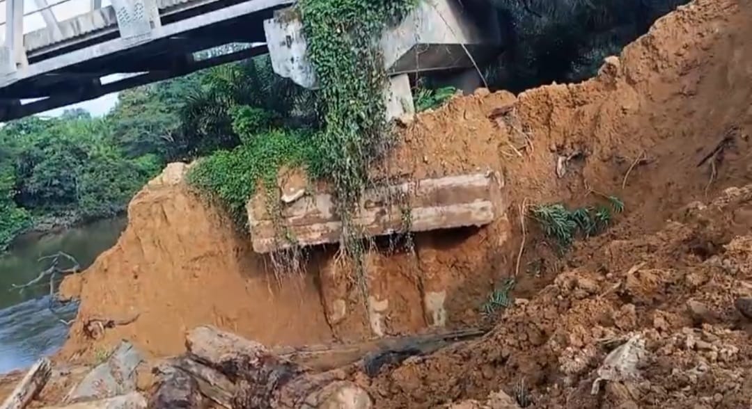 Video Pengerukan Kayu Log Viral, Pondasi Jembatan Sungai Buluh Dikhawatirkan Terancam