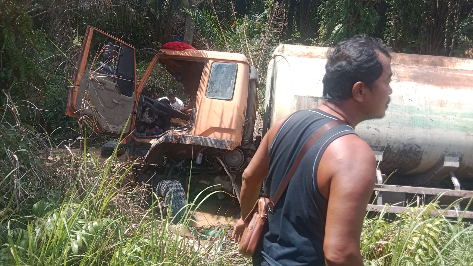 Truk Tangki CPO Hantam Pohon di Km 32 Jalan Sudirman, Sopir Terjepit di Kabin