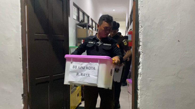 Jaksa Geledah KPU Palangka Raya, Belasan Kontainer Dokumen hingga Laptop Disita
