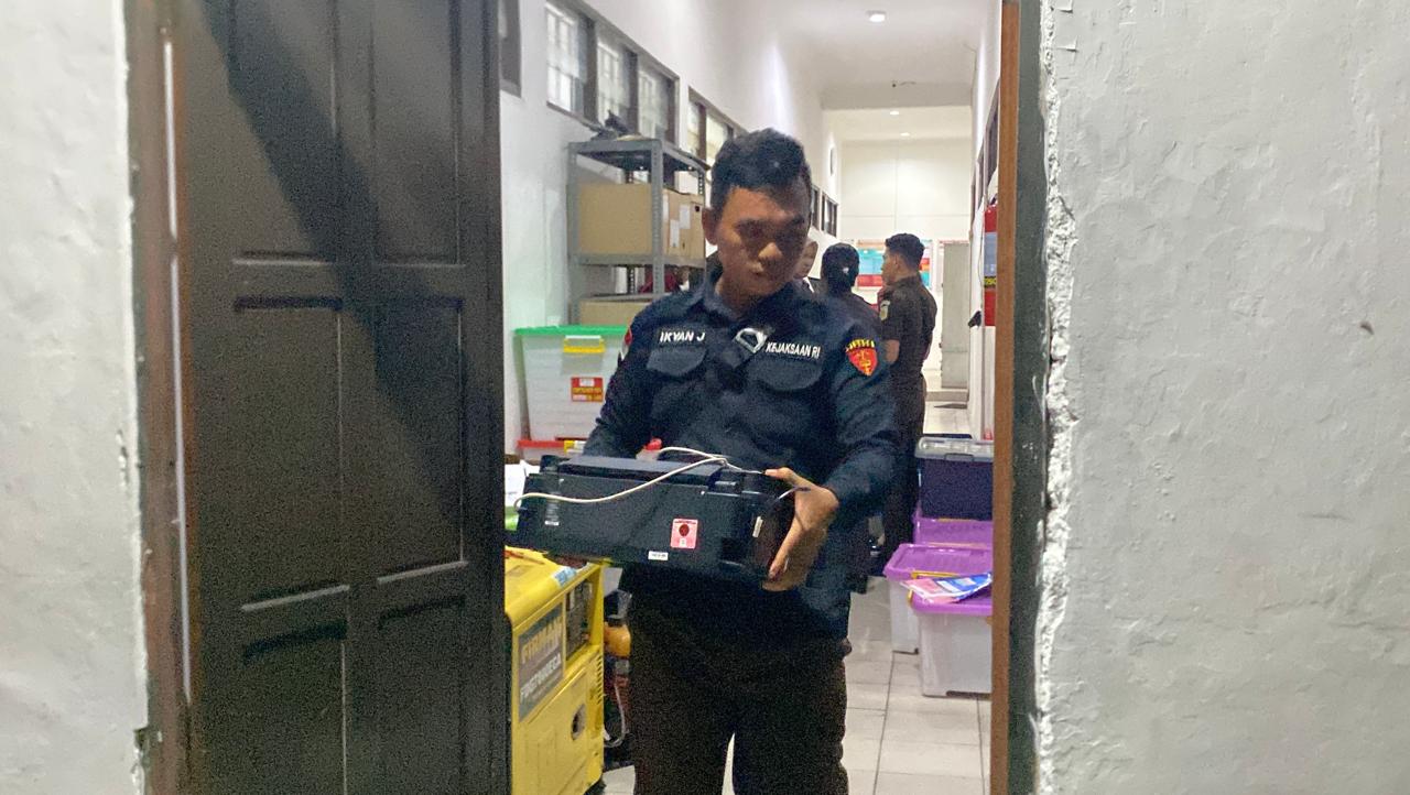 Ruang Komisioner sampai Bendahara Disisir, KPU Palangka Raya Digeledah Jaksa