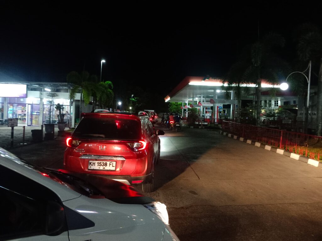 Antrian BBM Meluber ke Jalan di Sampit, Warga Resah Sulit Dapatkan Bahan Bakar