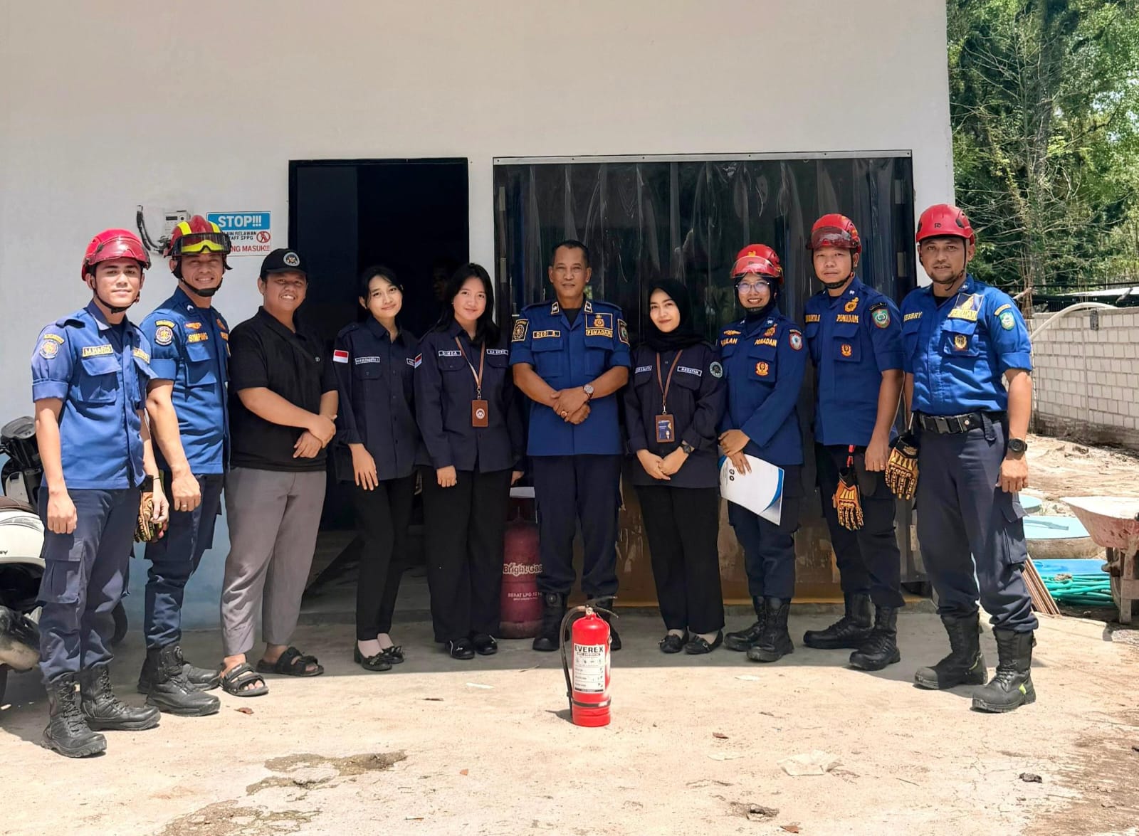 SPPG Yos Sudarso Sampit Bekali Relawan dengan Pelatihan Pemadam Kebakaran