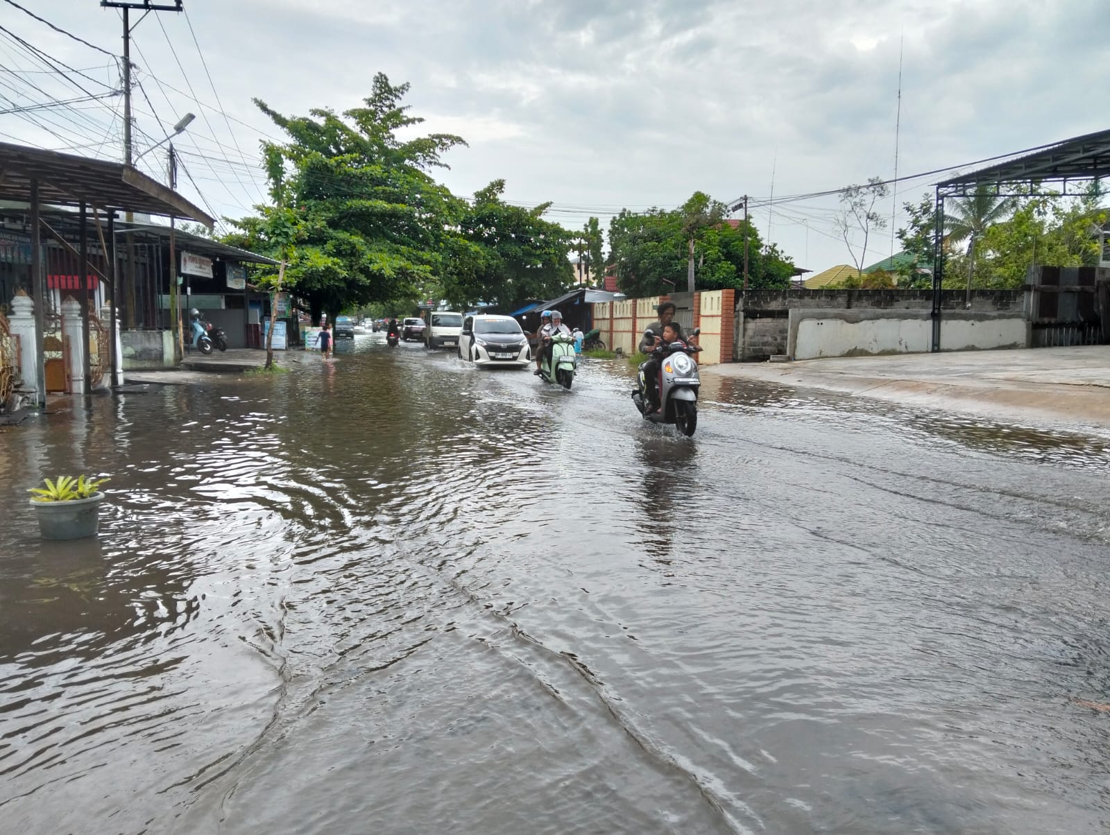 Tak Hanya Baamang, Banjir Rendam Jalan di MB Ketapang Sampit