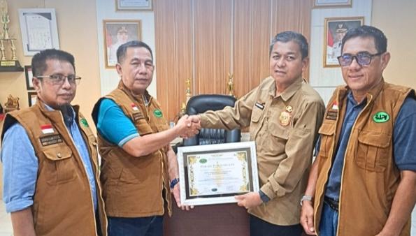 Satpol PP Kobar Menerima Penghargaan RAPI Kalteng Terkait Dukungan-Kemitraan Perkuat Jaringan Komunikasi