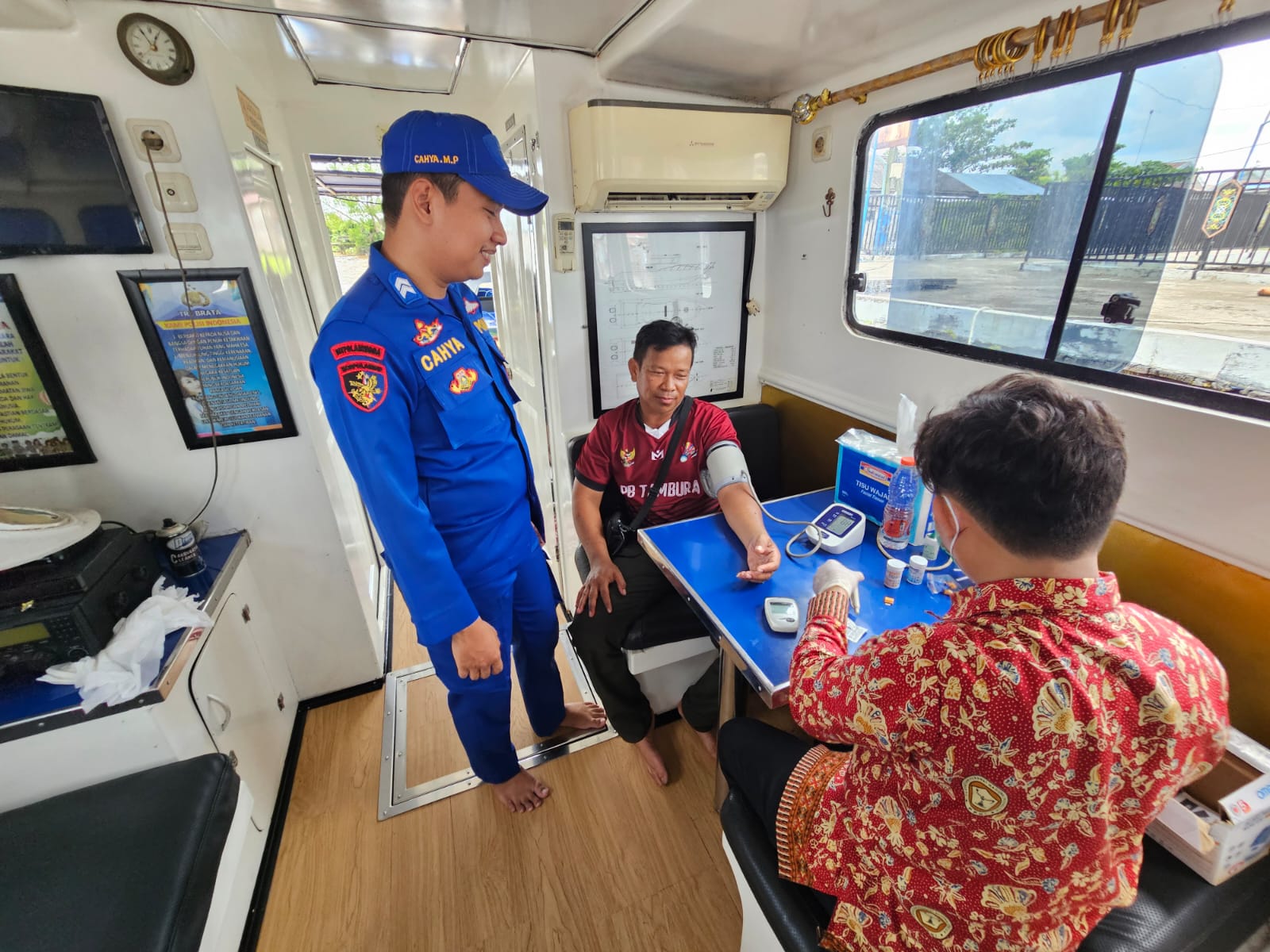 Transformasi Kapal Polisi: Ditpolairud Polda Kalteng Hadirkan Klinik Terapung Bagi Warga Pesisir Kapuas