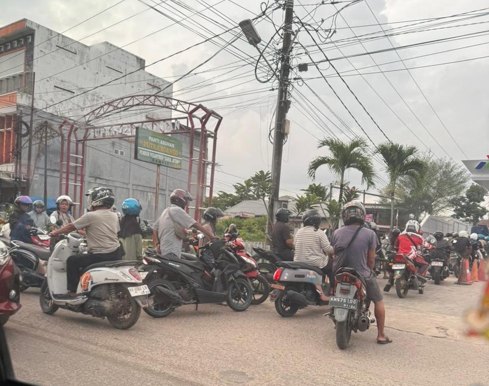 Antrean Spbu Di Sampit Mengular Hingga Ke Jalan Ganggu Lalu Lintas