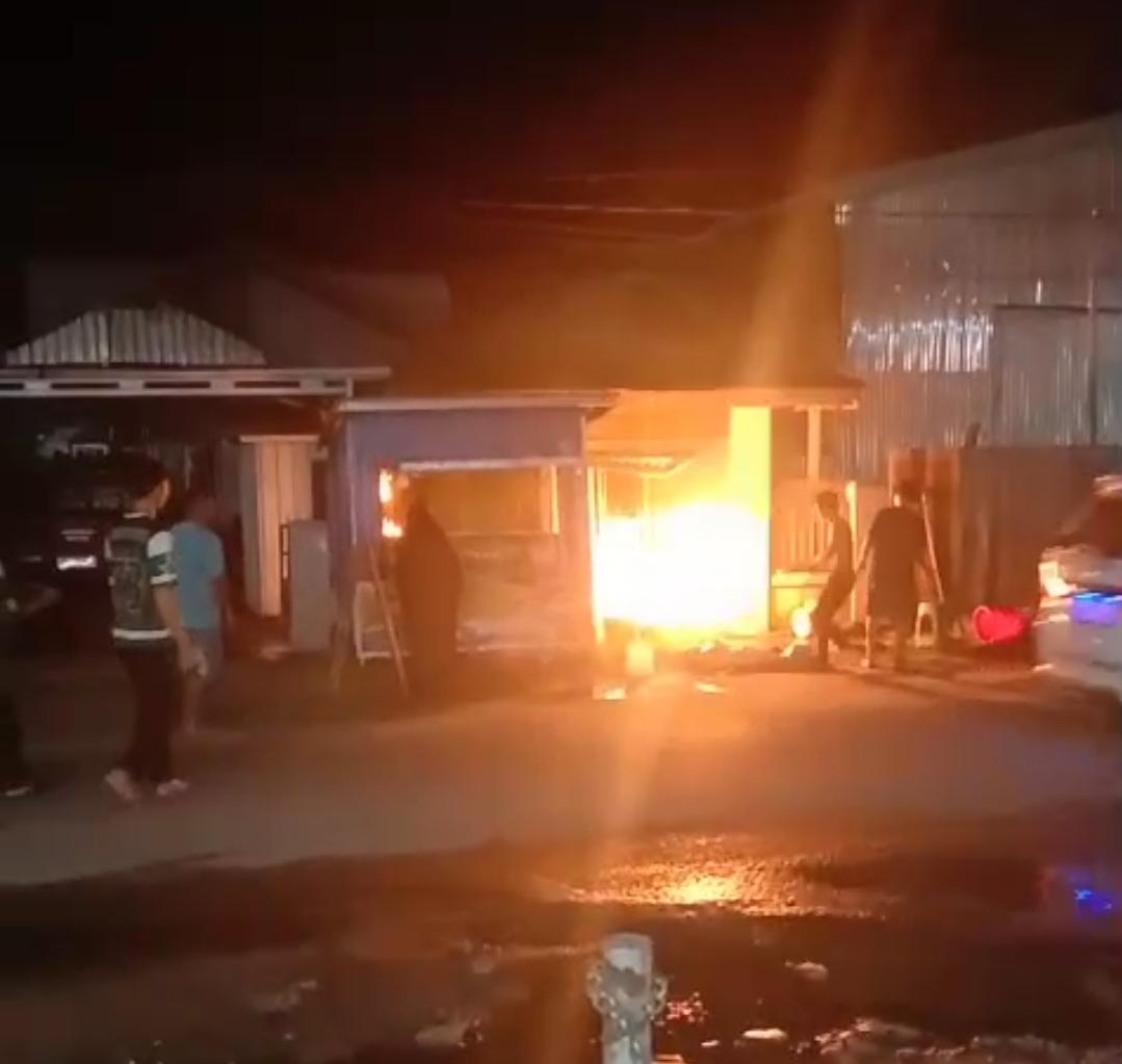 Regulator Gas Diduga Bocor, Booth Jualan Di Sampit Nyaris Ludes Terbakar