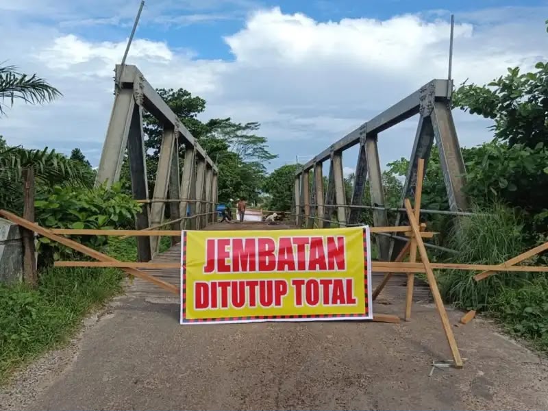 Ditutup 90 Hari, Lantai Jembatan Patah Di Jalan Kapten Mulyono Dibongkar