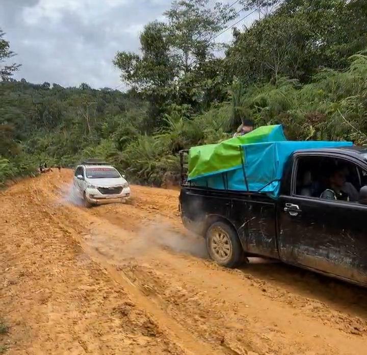 Jalan Ke Tumbang Kalang Berlumpur, Hambat Aktivitas Warga