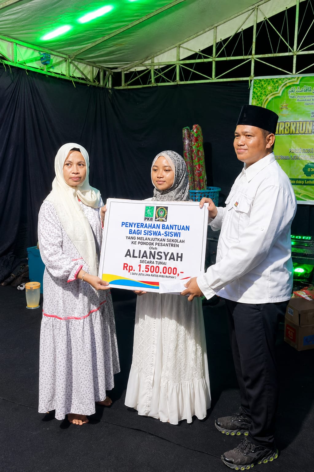 Sambut 1 Muharam 1448 H, Aliansyah Beri Bantuan Tunai untuk Calon Santri Desa Lanpasa, Wujud Investasi bagi Generasi Islami