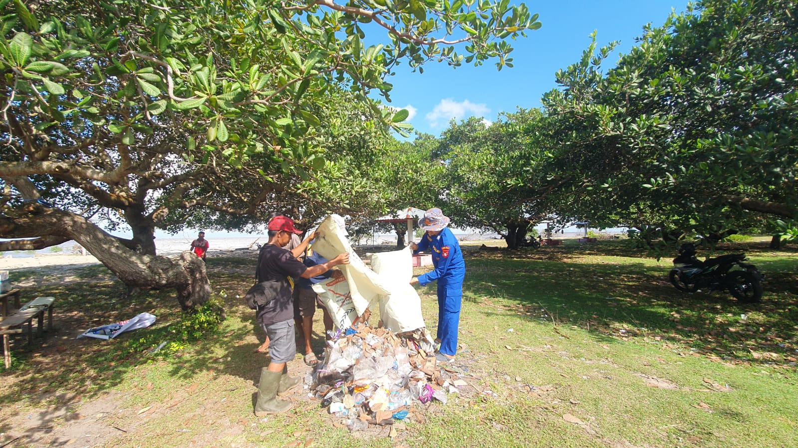 Wujudkan Lingkungan Bersih Dan Sehat, Ditpolairud Bersihkan Sampah Di Pantai Kempeng Pegatan