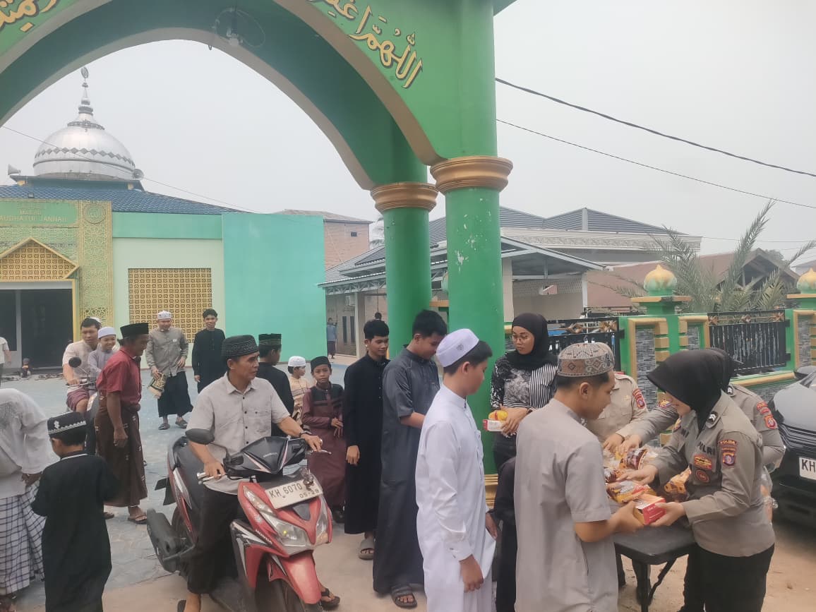 Tingkatkan Kepedulian Sosial, Ditpolairud Polda Kalteng Gelar Jumat Berkah di Sampit